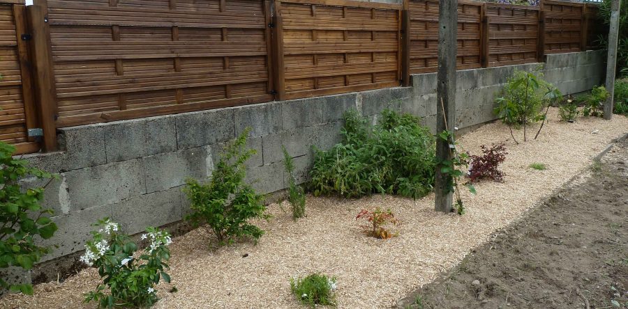 Création de massif avec paillage de miscanthus et d’allée de marbre blanc